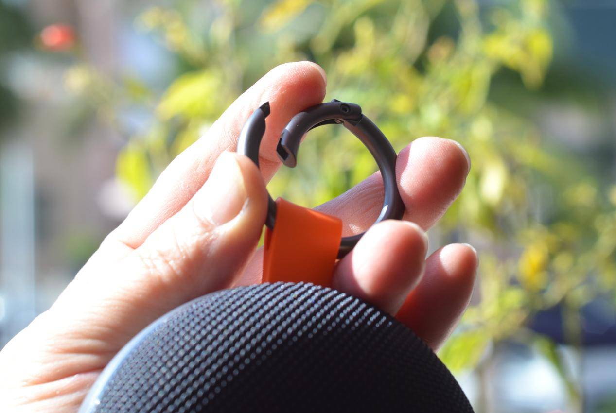 灵动黑橙撞色，可拆卸金属挂扣，新年就送这个REDMI 2蓝牙音箱