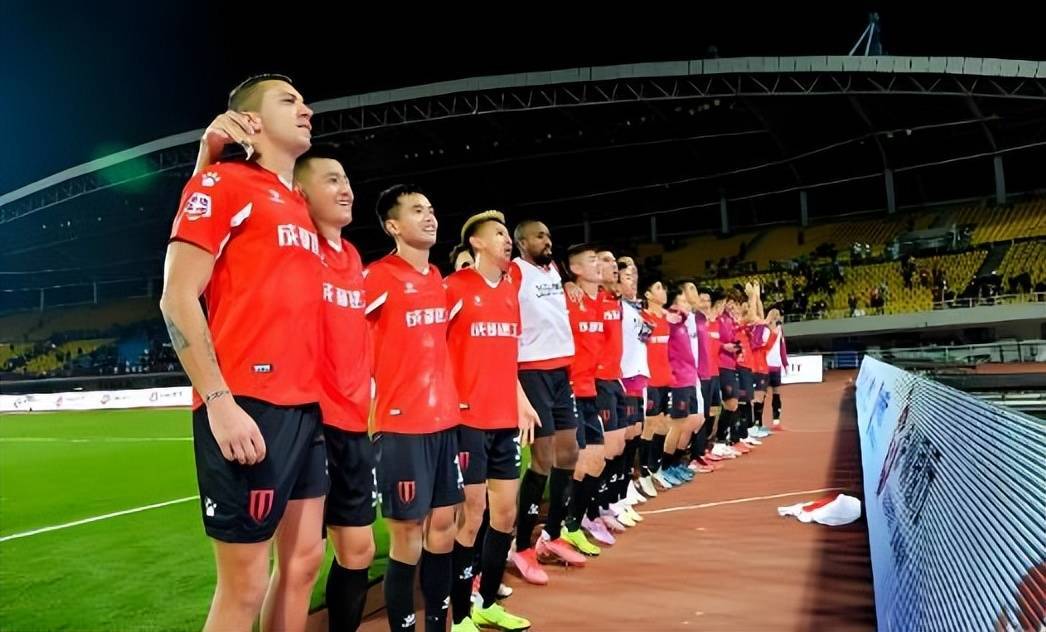 上港原本已到队冬训的国脚大鱼，却被成都蓉城直接截胡，引发热议