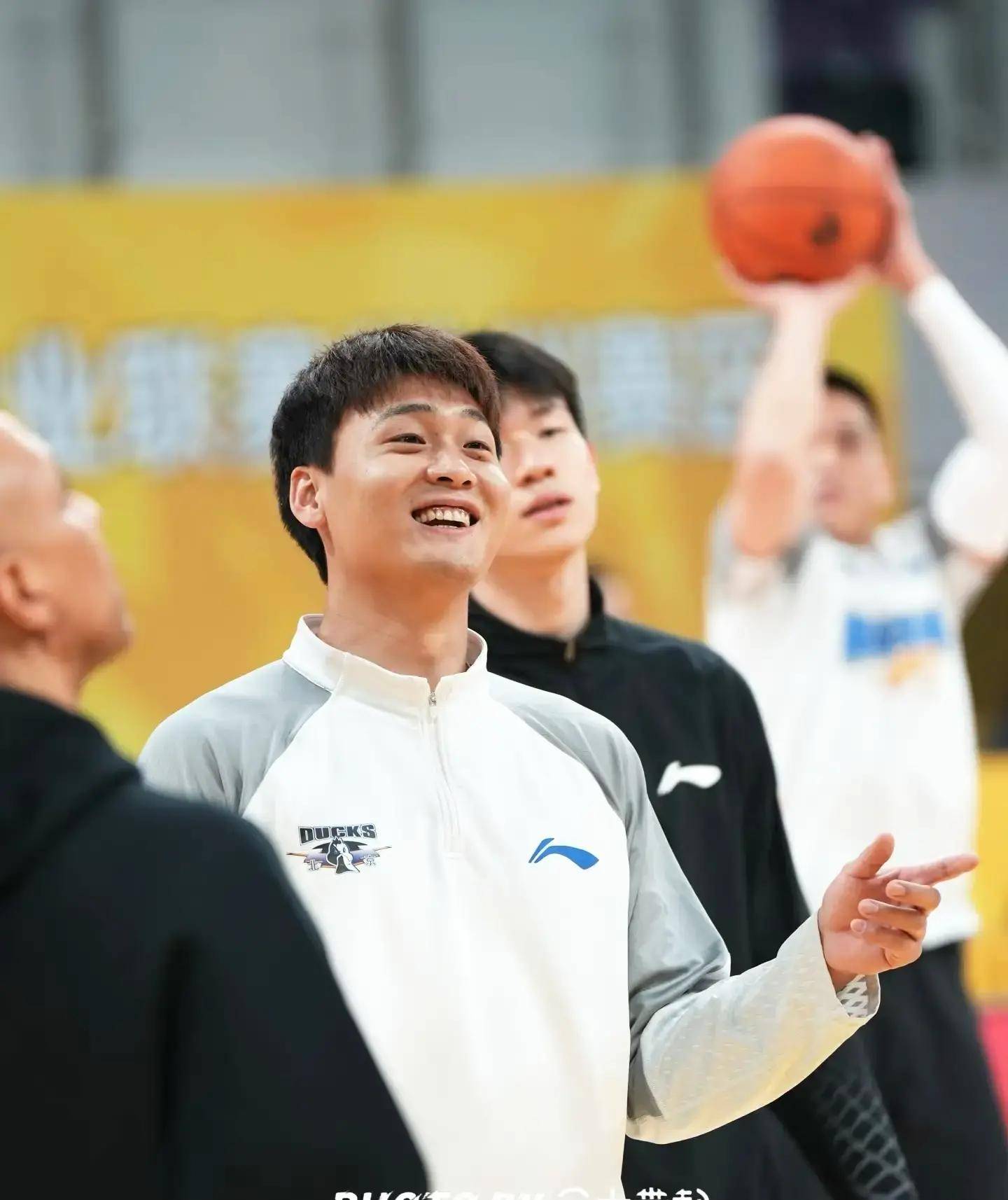 2万罚款引争议！徐昕手势受罚，孙铭徽超郭艾伦或进国家队