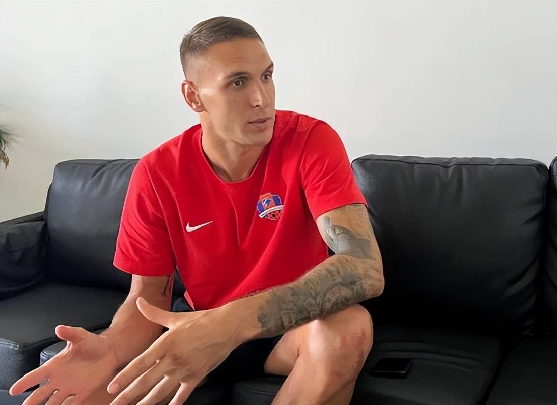 国足喜讯！前欧冠主力铁卫自荐免费完成归化，最快年底就能到位