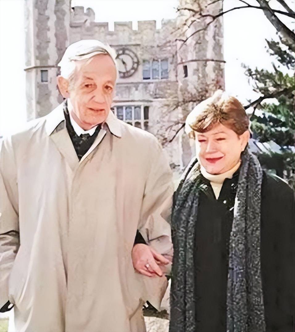 在温暖的目光中,在妻子的陪伴下,纳什度过了淡泊平和的晚年