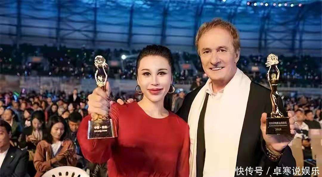 有网友说,爱人就像是养花一样需要细心呵护,显然郑岩对张宁益照顾得很