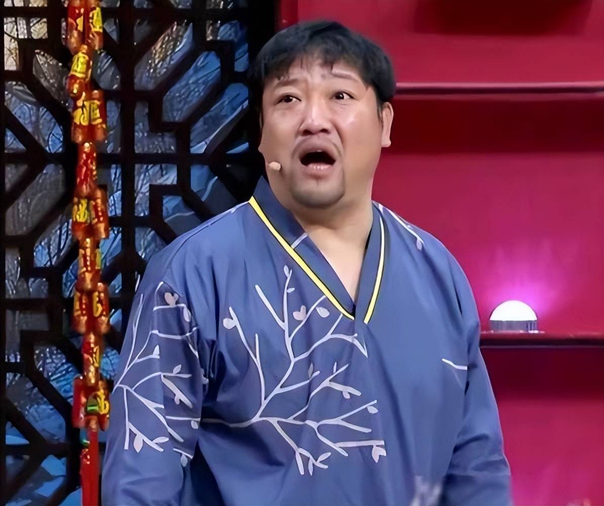 靠拍桌子,瞪眼睛制造笑点,观众的弹幕也直接刷爆:"贾冰是不是把小品