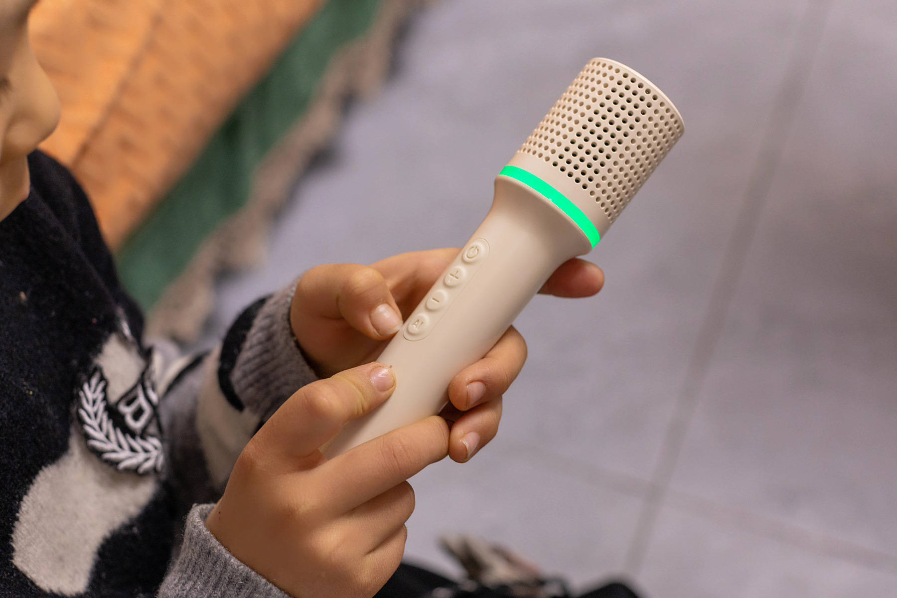 得胜H2小哑铃音箱，让孩子放下手机变身家庭歌唱家