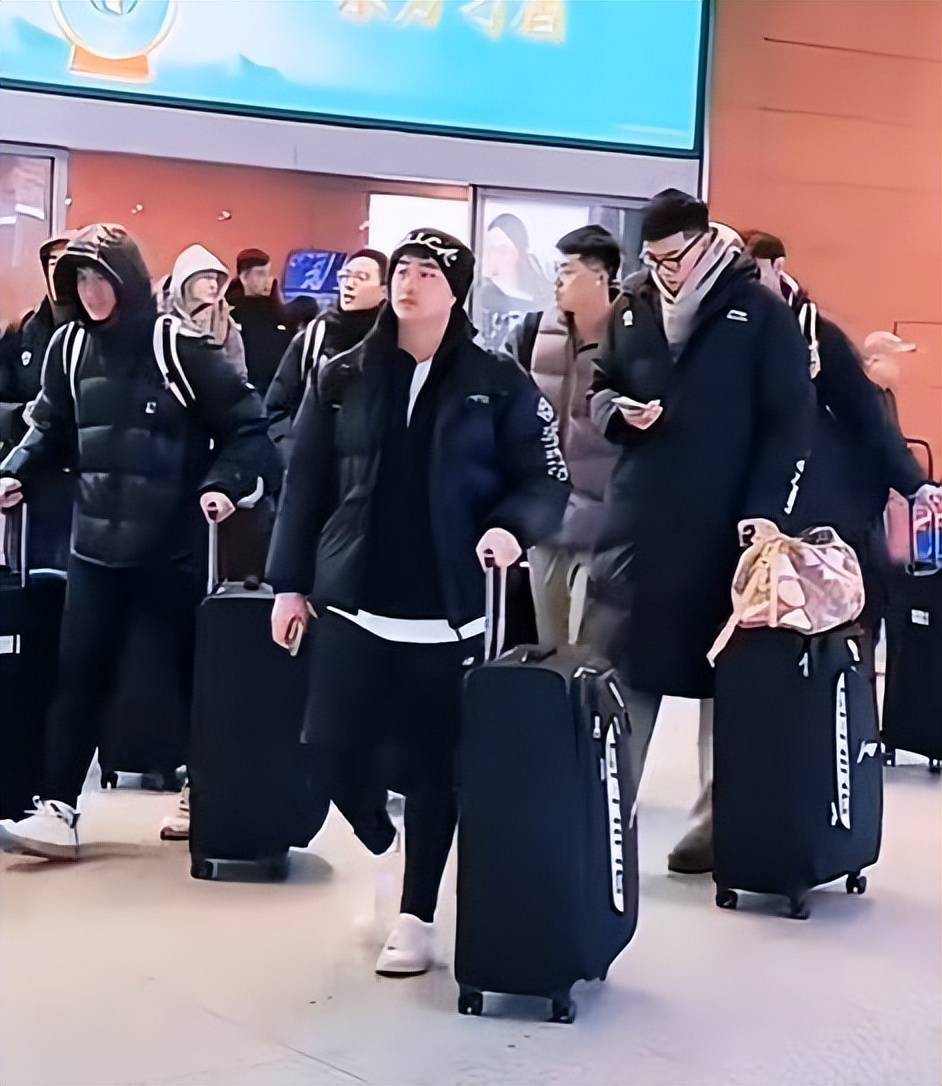 广东队到沈阳！杜润旺徐杰跟队！更衣室陈林坚跳舞，鲍威尔坐角落