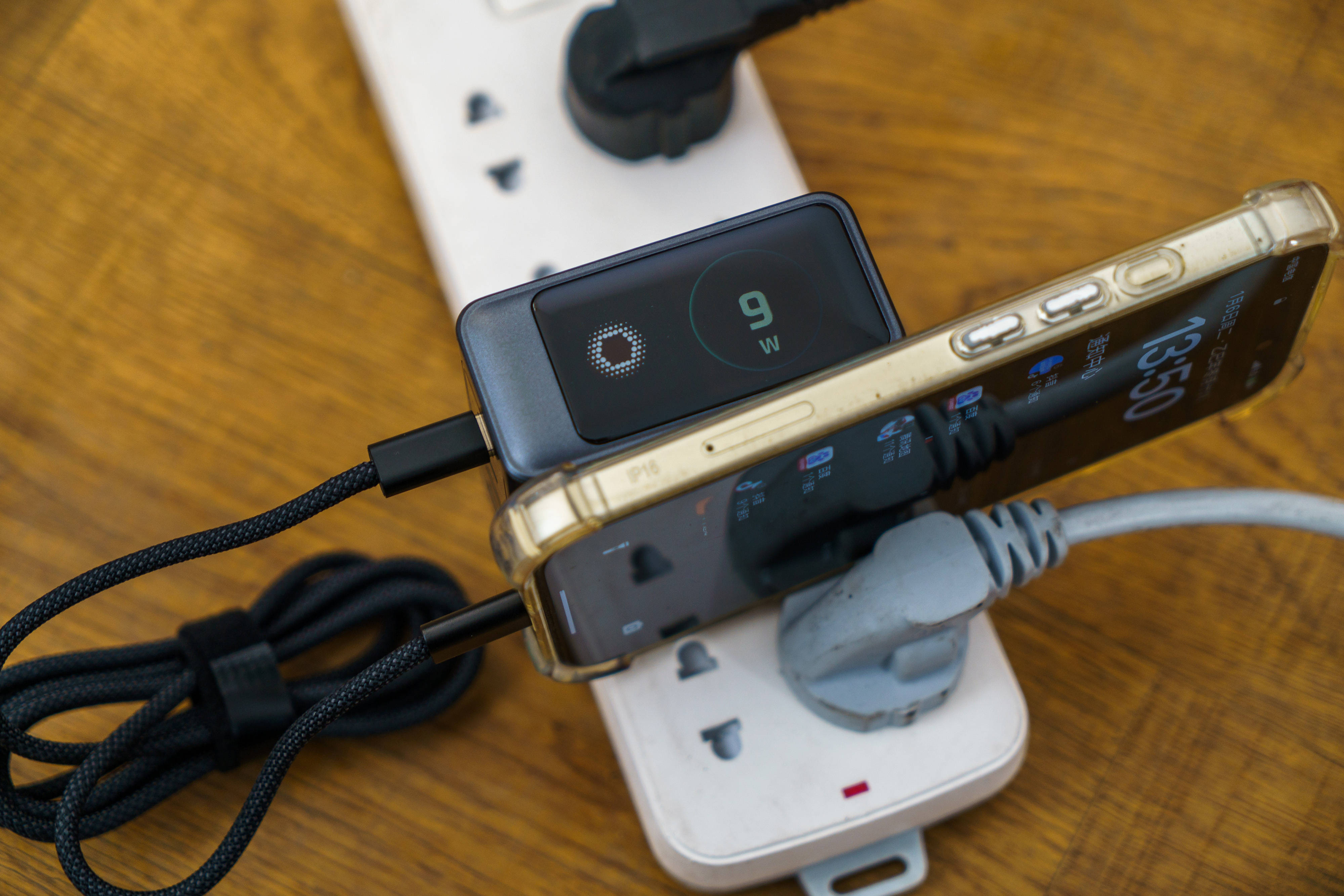 新品牌出的屏显氮化镓多口充电器值得买吗?海赛力C1 Pro体验分享