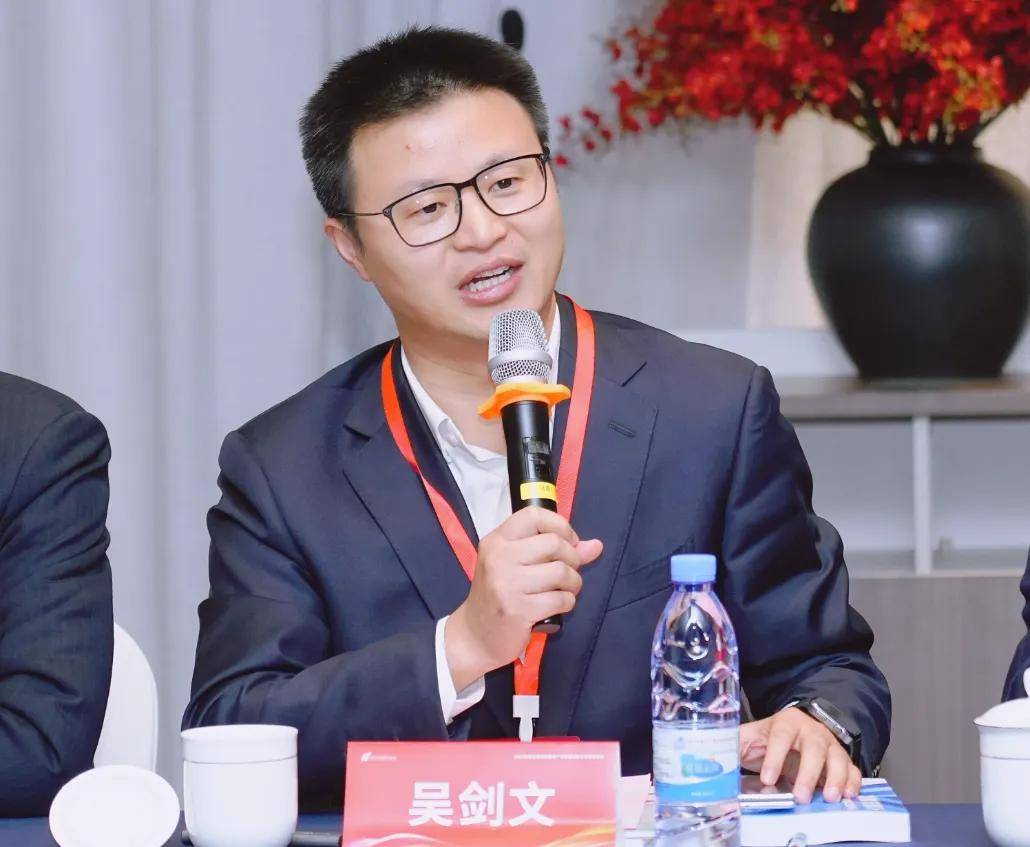 吴剑文在会上表示:"协会始终铭记,我们不是舞台上的演员,而是灯光师