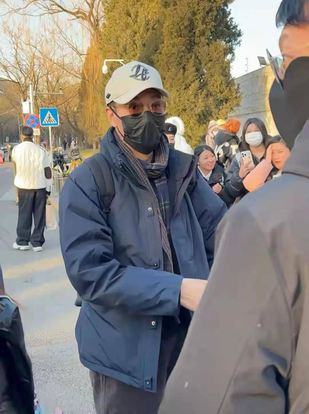 辛柏青现身春晚彩排神情哀伤瘦了不少一件羽绒服反复穿很节俭