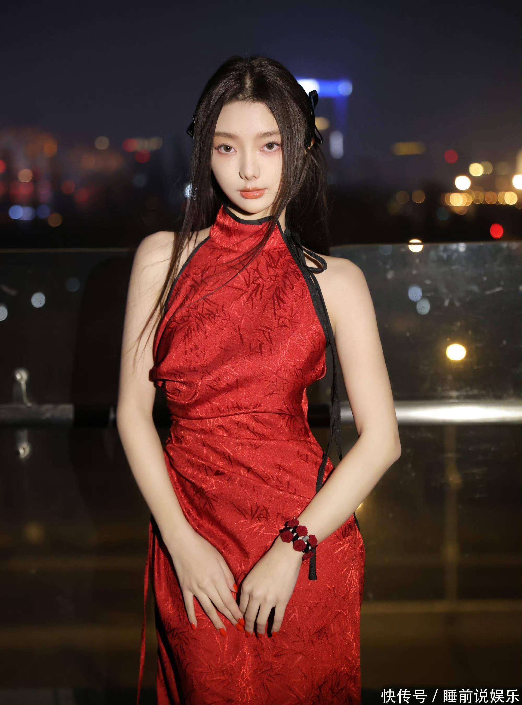 李紫婷这身材谁顶得住?一袭蓝色深v裙曲线尽显,女人味