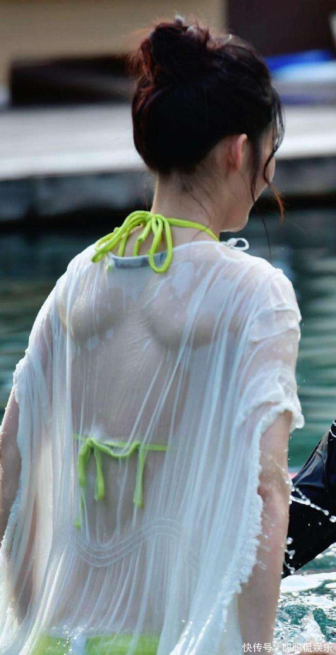 泳装外搭透视衫纯欲满分,红裙碎钻慵懒惊艳!