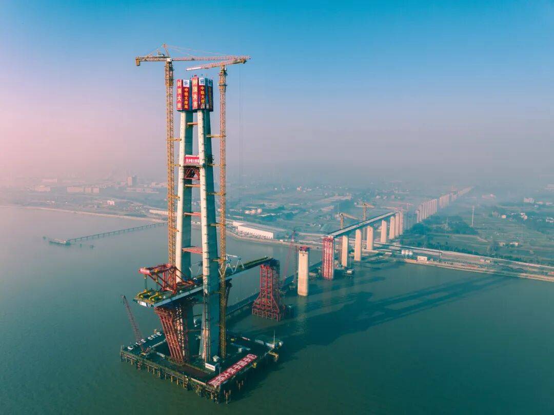 世界最长跨海铁路桥首座主塔封顶！(图9)