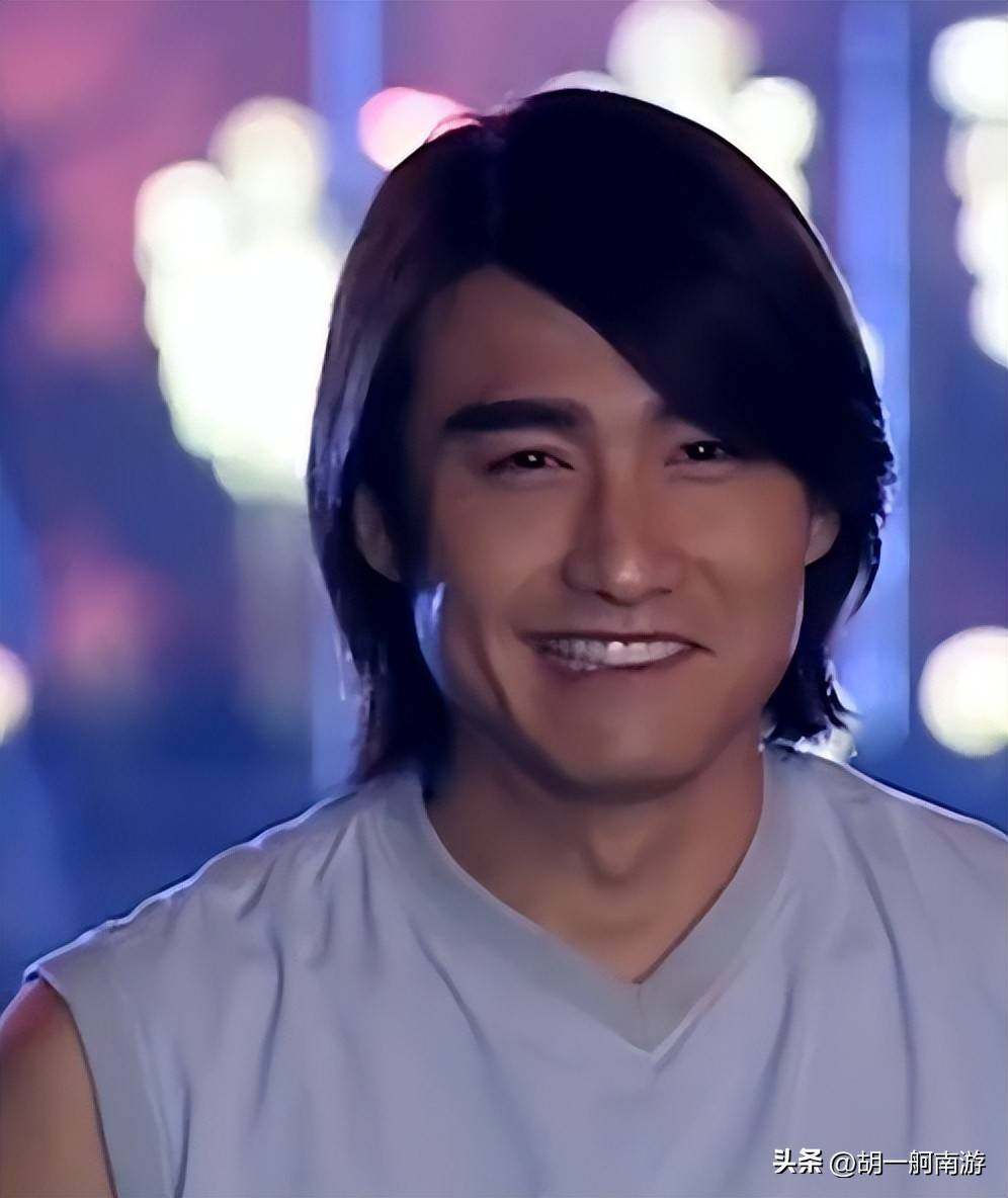 胡兵薛佳凝粉红女郎20年后同框,一个脸僵全是褶,一个白胡子发嗲