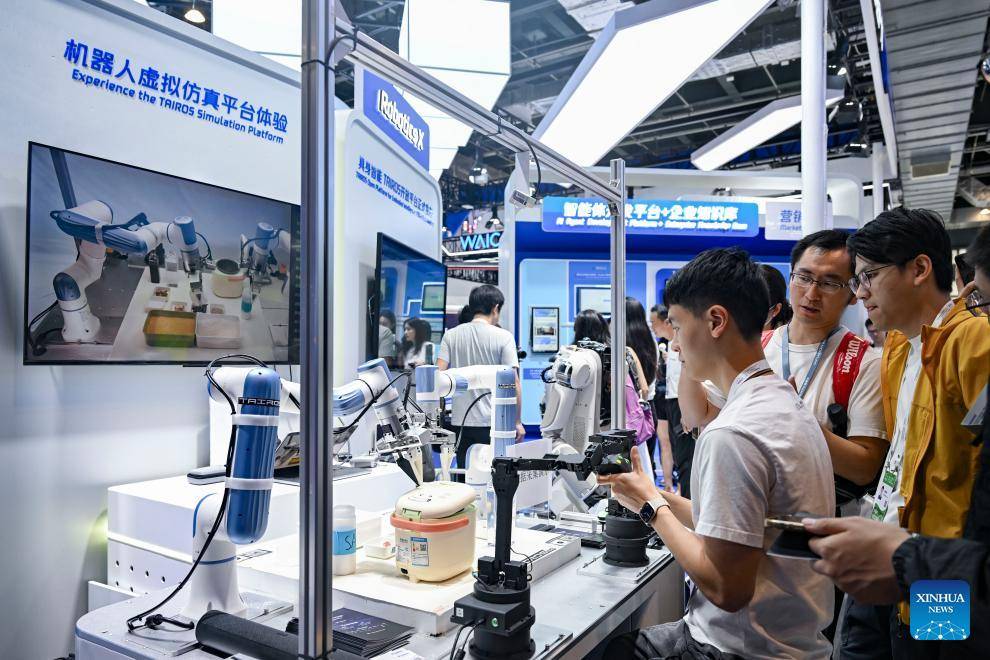 微软CEO也懵了：为了打赢AI之战，中国连抗日战争的战略都用上了