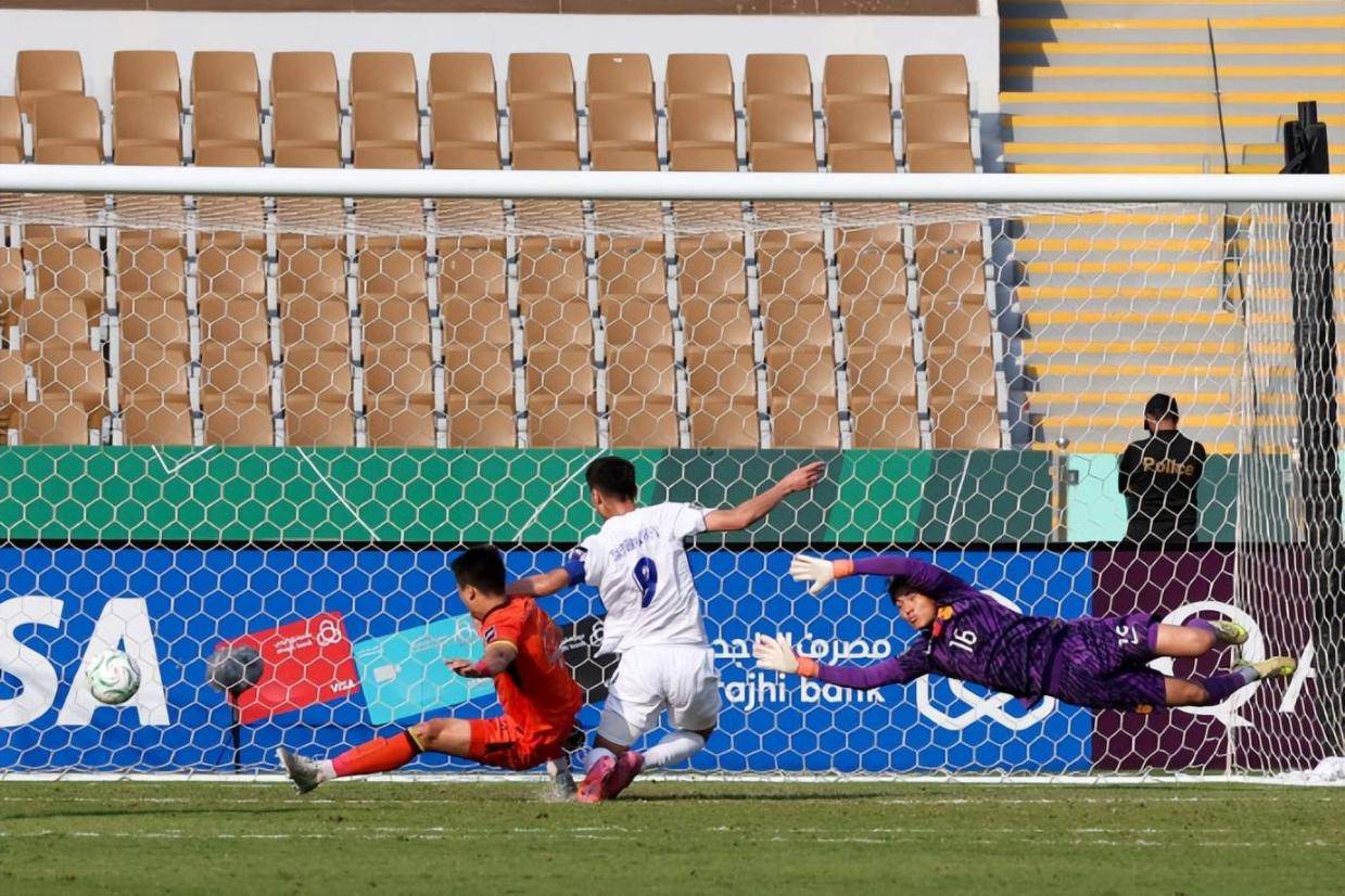 人民日报祝贺！国足再创历史，李昊点屡献神扑，半决赛对手出炉