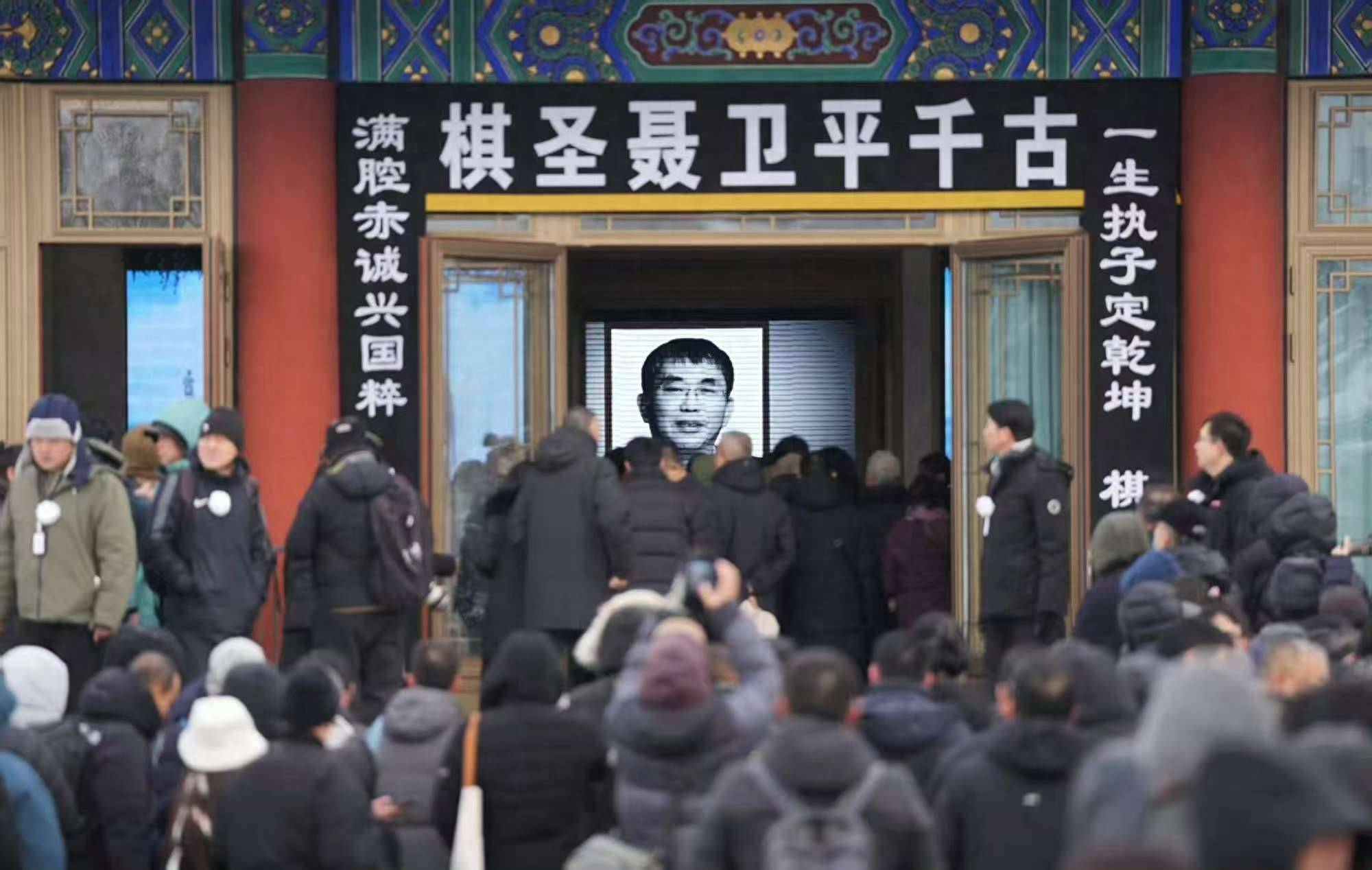 聂卫平葬礼！长子孔令文捧遗像，次子女儿紧随其后，众人雪中送别