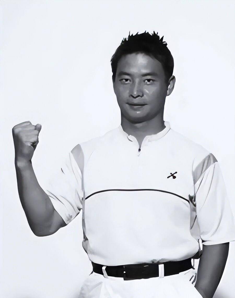 满月宴上,李小双抱着侄子笑容满面,杨威等体育圈好友纷纷到场,但孩子