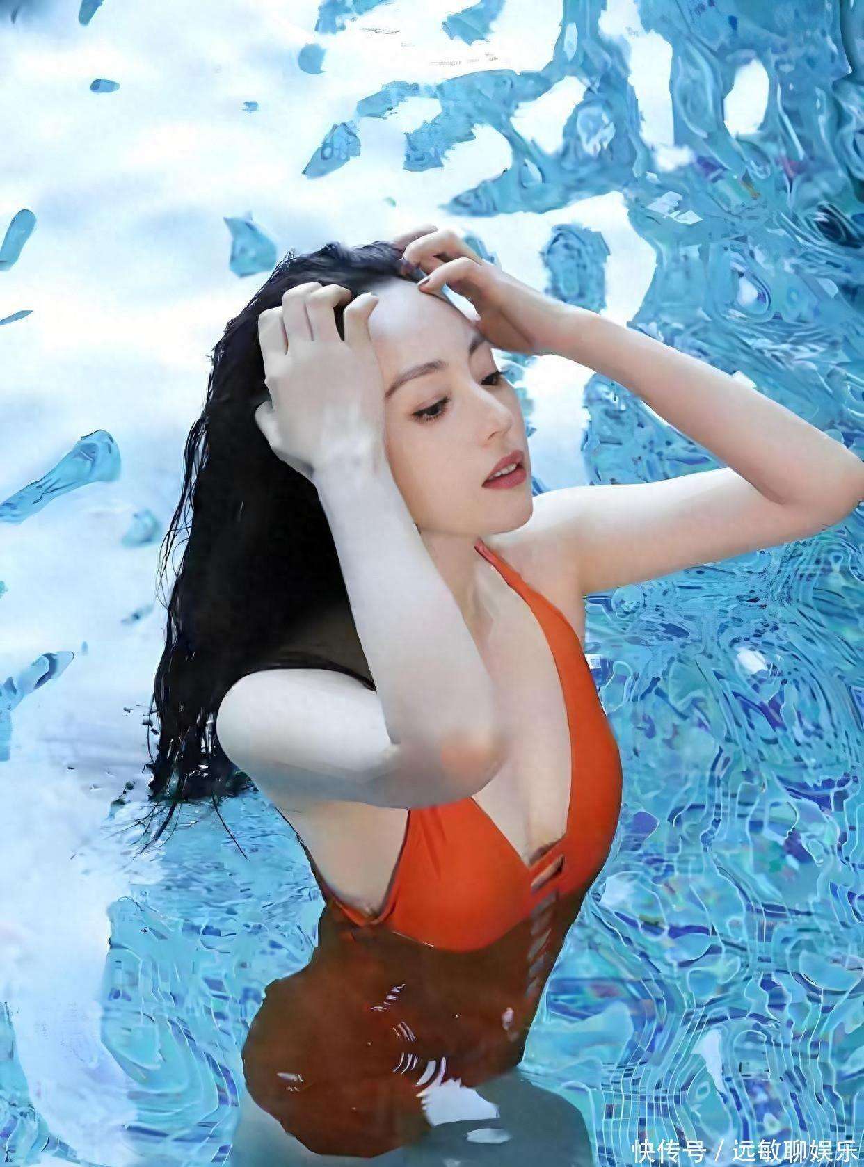 45岁董璇泳装大片刷屏,橙色战袍美出新高度