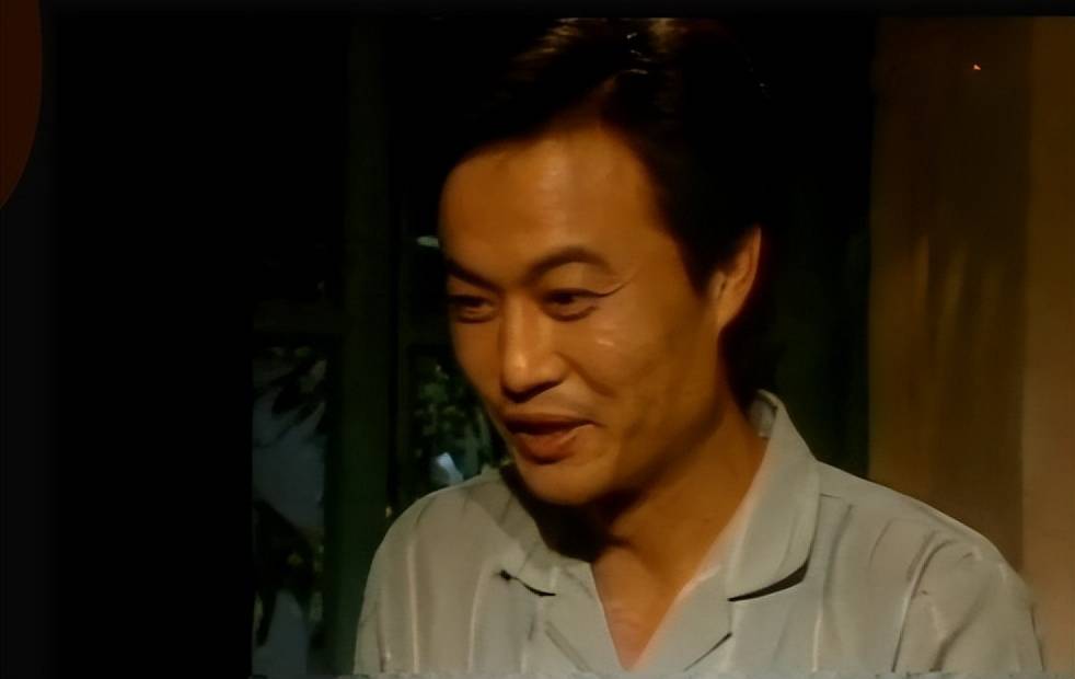 他是正师级待遇演员,既演军旅硬汉又演怕老婆的妻管严