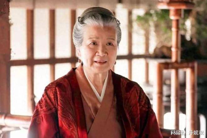 原创            王鸥王仁君新年拜访曹翠芬，81岁没子女住北京，家里简朴挺温馨