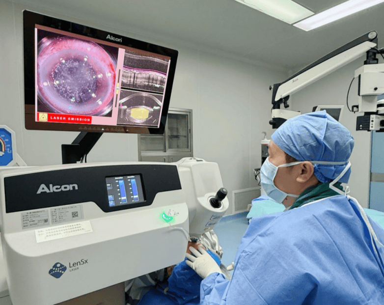 双眼视力均达1.0！佛山爱尔眼科助7旬老人通过飞秒激光白内障手术重获清晰视界(图3)