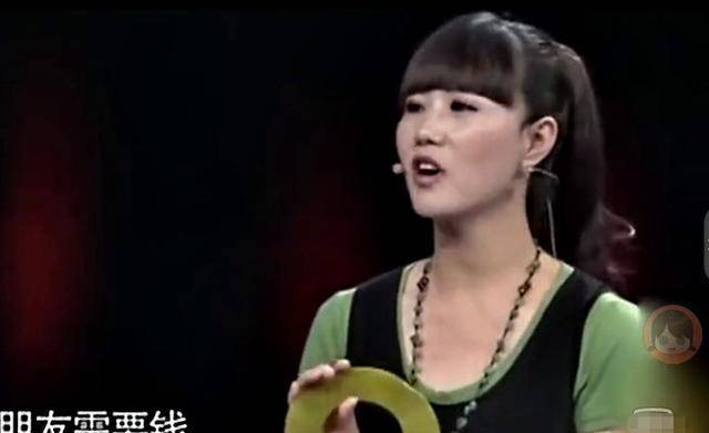 美女拿玉环参加鉴宝，专家鉴定后大加赞赏：可与和氏璧媲美！