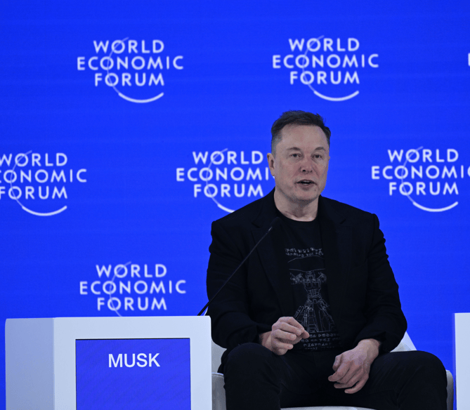 达沃斯论坛上马斯克称:明年年底向公众出售人形机器人