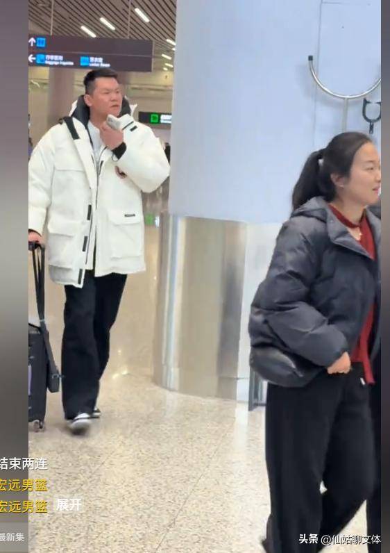 广东队返回东莞，胡明轩开心，徐杰忙着拿快递，朱芳雨羽绒服抢眼