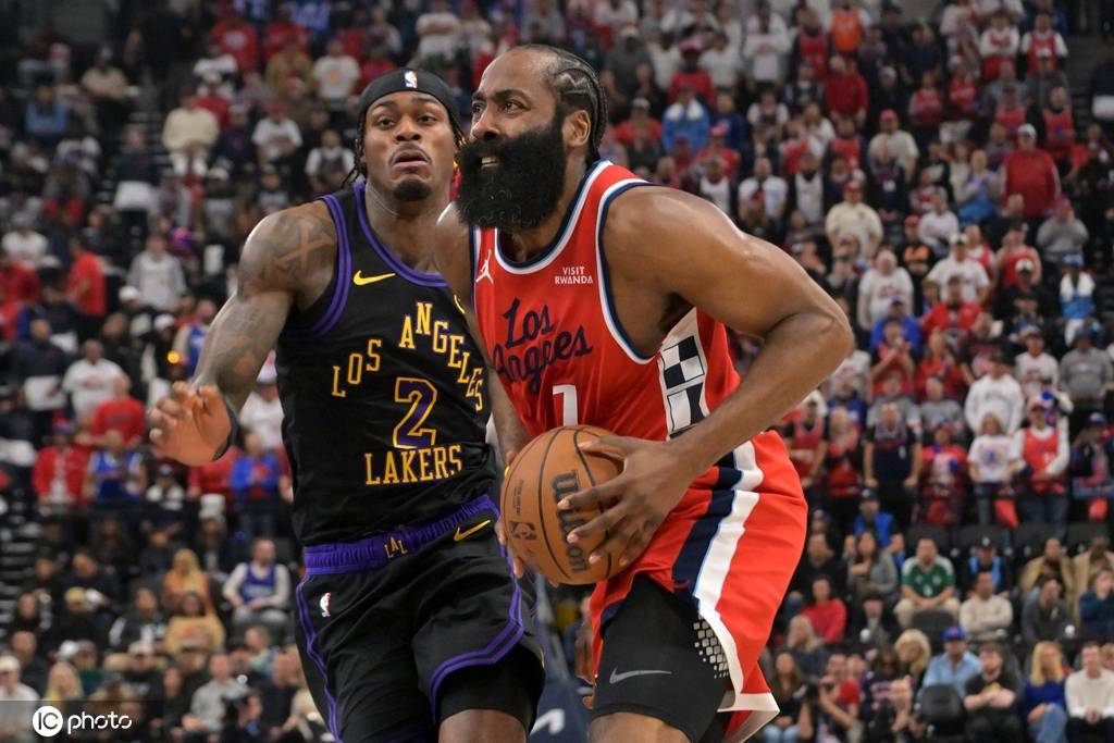 斗法!洛城四超巨两人获完胜 老登助人为乐迎里程碑