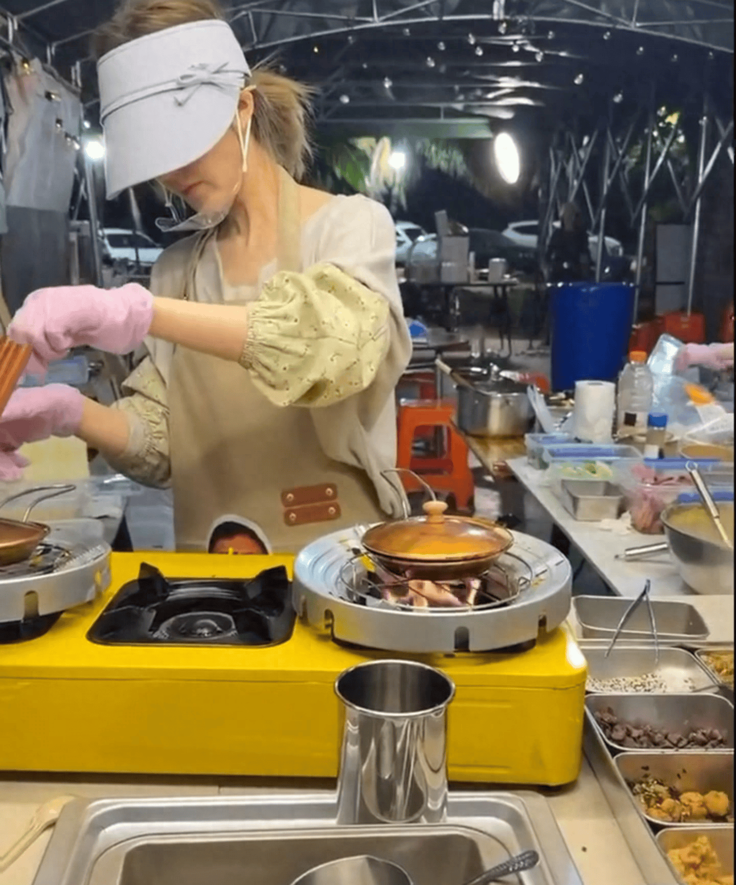 原创            赵露思夜市被偶遇认真做小吃，疑录制综艺状态轻松