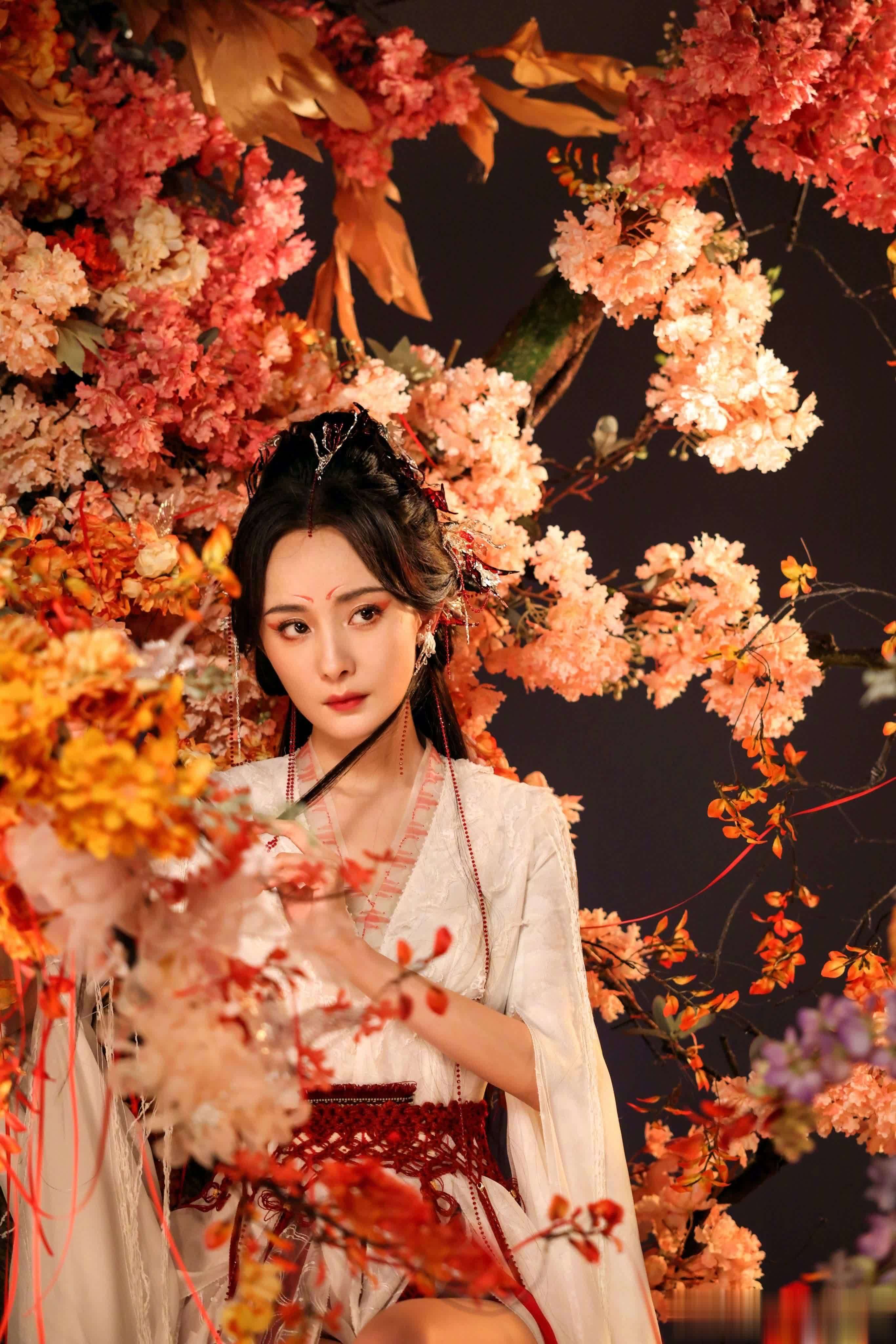 杨幂化身花海古韵美人角色与光影梦幻共舞