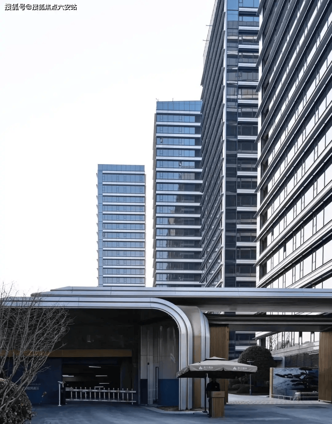 滨江潮观凤起位于钱江新城江河汇核心，大平层集高端商业、艺术风格与优质物业于一体，展现城市繁华与艺术魅力