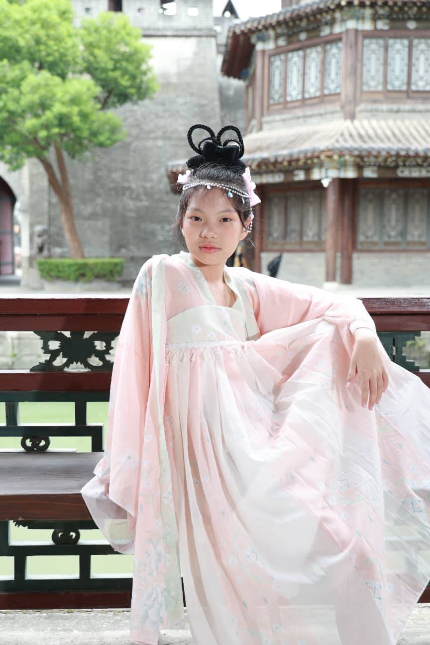 上海礼智信影视文化传媒有限公司和上海玖蕾影视文化传媒有限公司联合出品的《中华五千年之少年强三国.卧龙凤雏》正式开拍