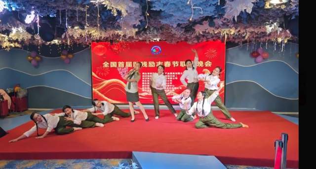文艺江城：红色之声艺术团飞出来的百灵鸟——栖钥及其演唱特色