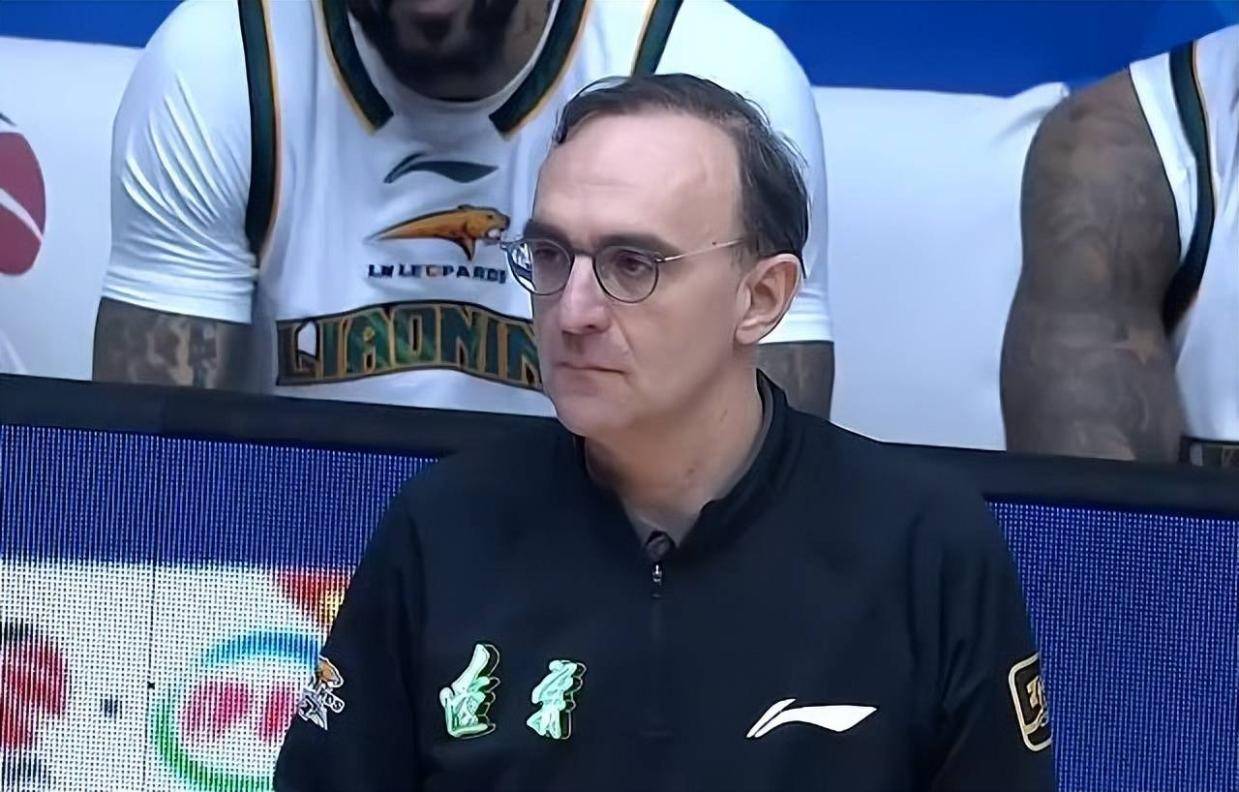 赵继伟复出，辽篮吊打CBA副班长，杨鸣观赛，给球队加油打气