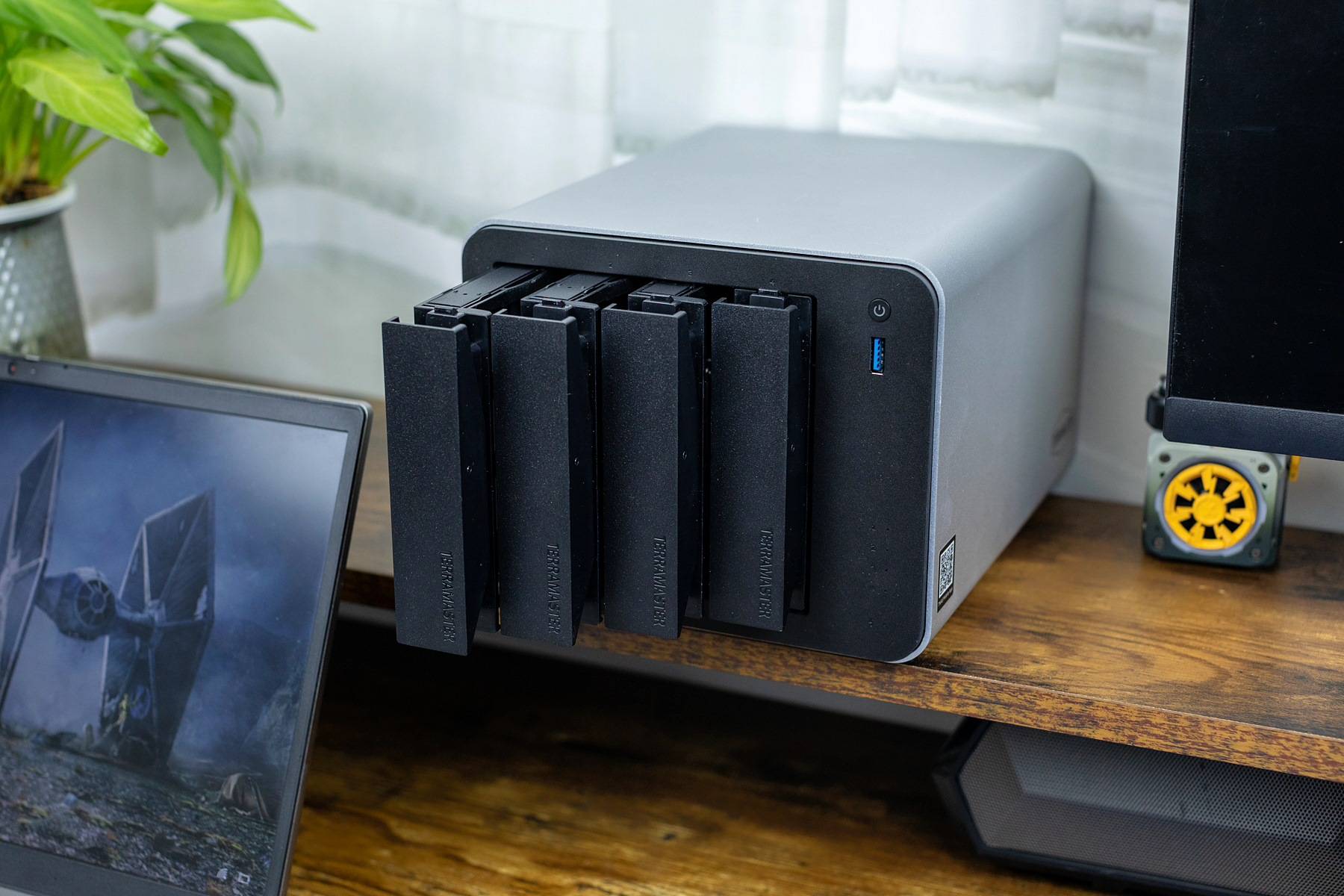 内置AI照片管理,铁威马F4-425 Plus,专业摄影师数据存储利器