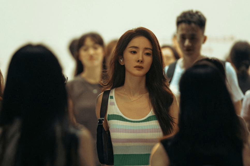 杨幂撩头发镜头遭群嘲,赵丽颖新剧扑街,演技派为何失灵