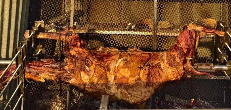 图片[2]-迪拜土豪的宴会，每桌上一只大骆驼，网友：世界上最壮观的吃法 -华闻时空