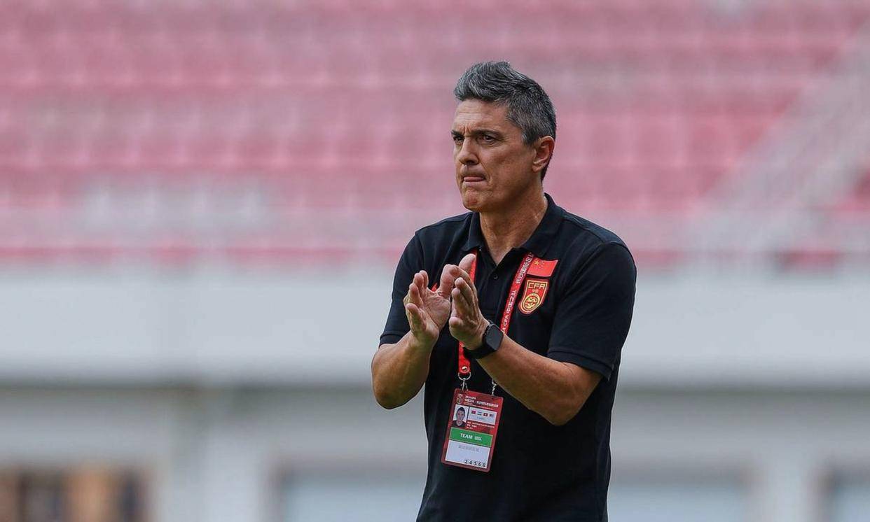 足球报全面评价U23主帅安东尼奥，理应获得尊敬，彰显严谨与责任担当，展现中国足球未来希望