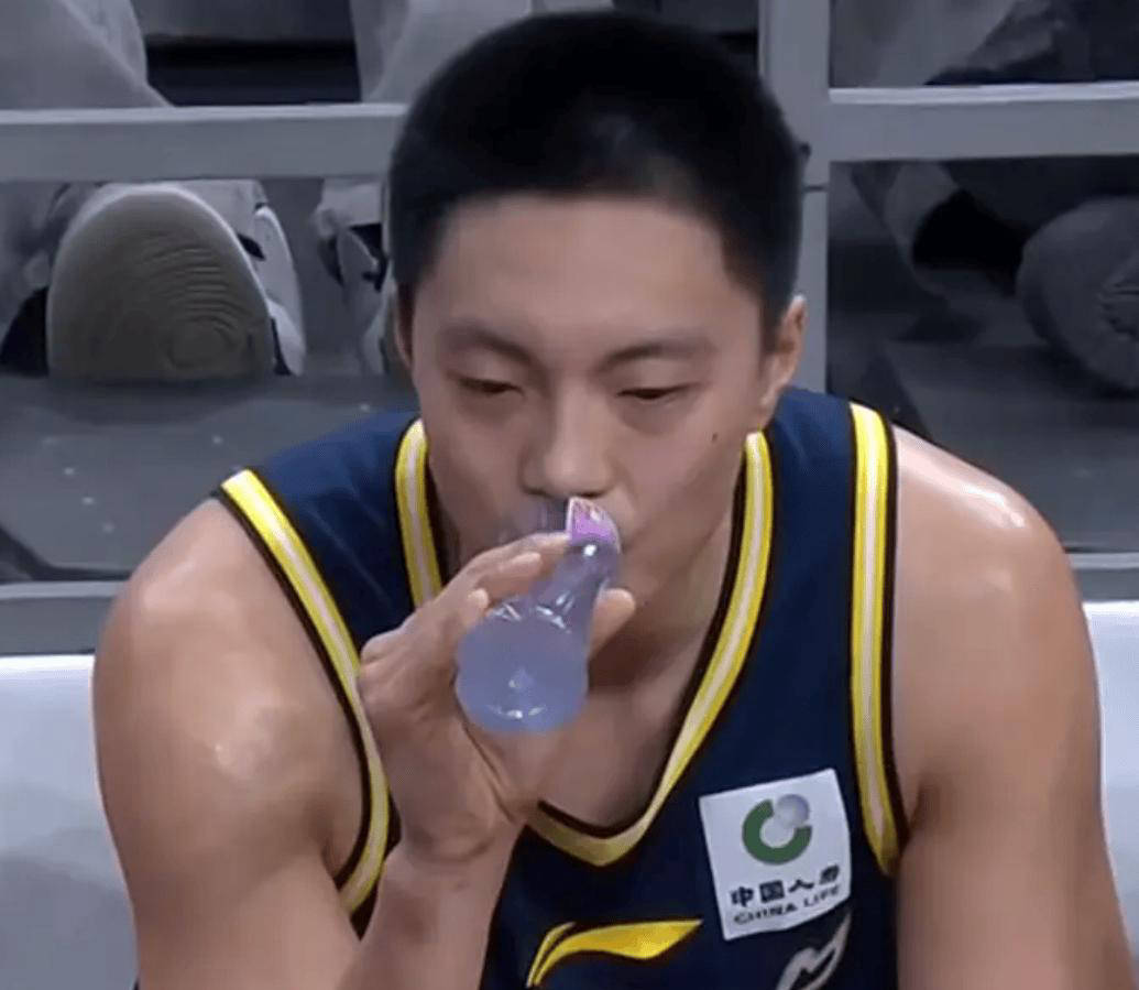 CBA常规赛激战正酣！胡明轩末节爆发砍下11分助广东98