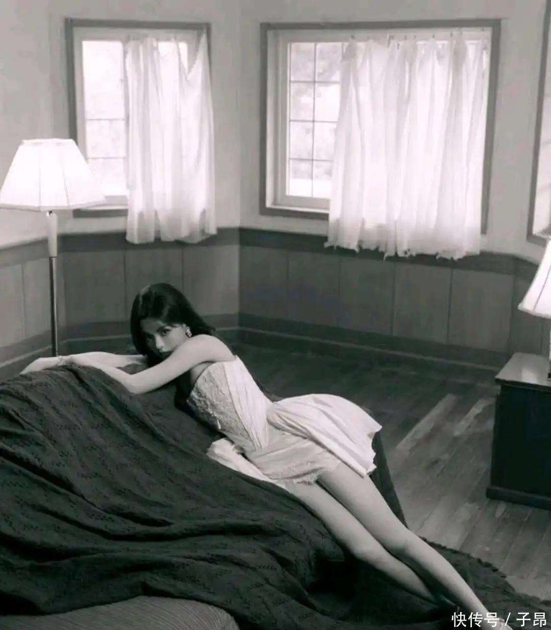 原创            杨超越玩梗我的身材很曼妙 颜值身材双顶级美成内娱天花板