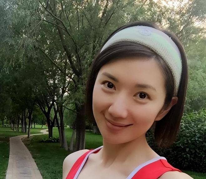 早些年,她曾与演员张子健多次被媒体拍到一起出行,随之而来的是关于