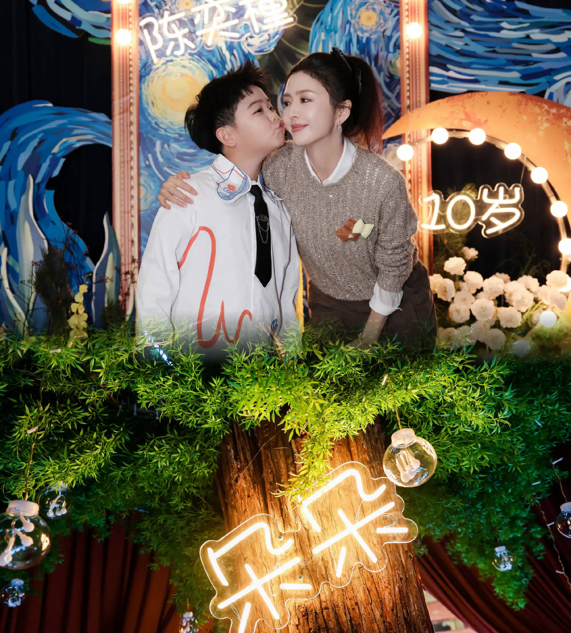 佟丽娅晒照为儿子庆祝10岁生日！朵朵亲吻妈妈画面温馨有爱