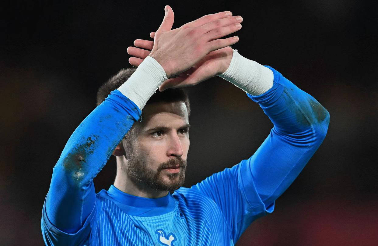 热刺宝藏门将维卡里奥：逆境中的稳固屏障