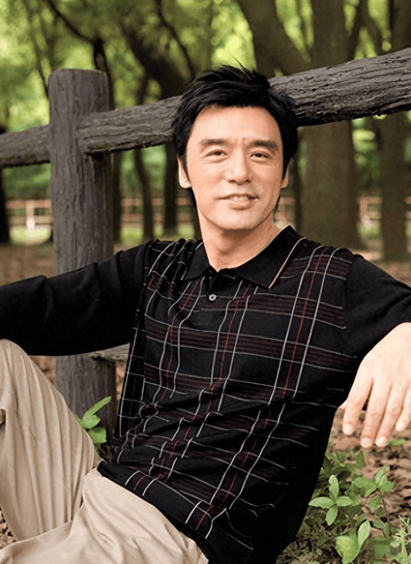 原创            73岁钟镇涛偶遇，身材挺拔皱纹少看不出年纪，和22岁女儿拉手贴心