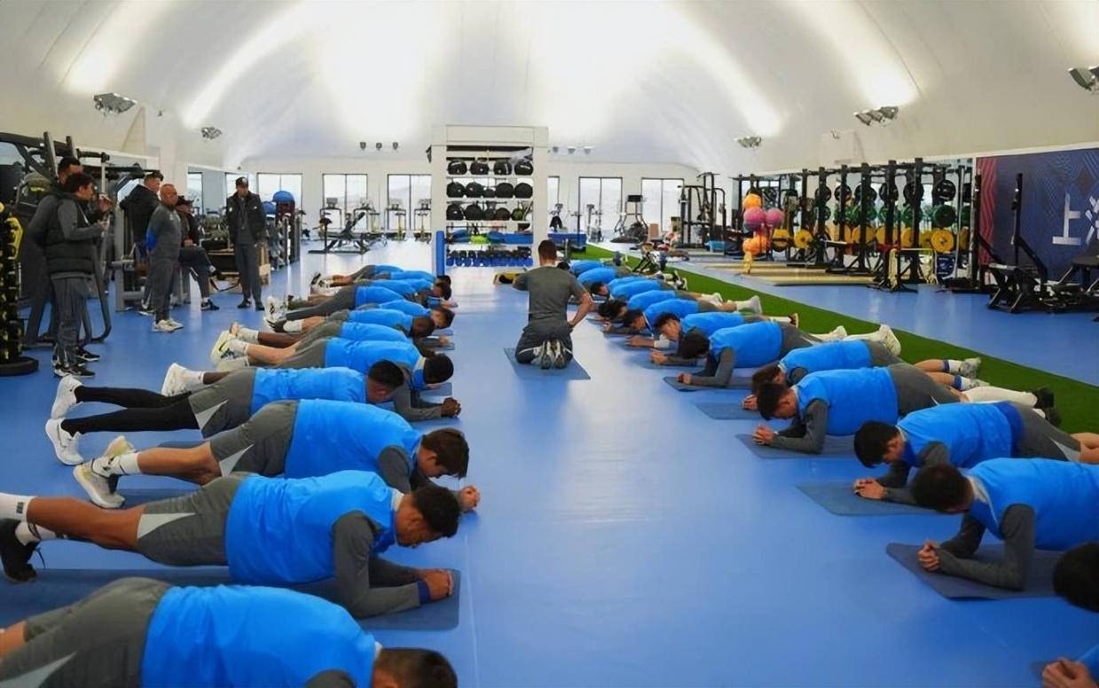 蒋圣龙缺阵，亚冠关键战斯卢茨基的中卫谜题待解