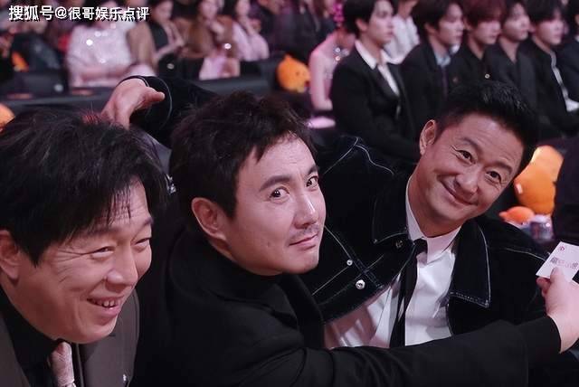 原创            微博之夜“不要虐待老人”梗上热搜，黄渤崩溃发声，沈腾吴京躺枪