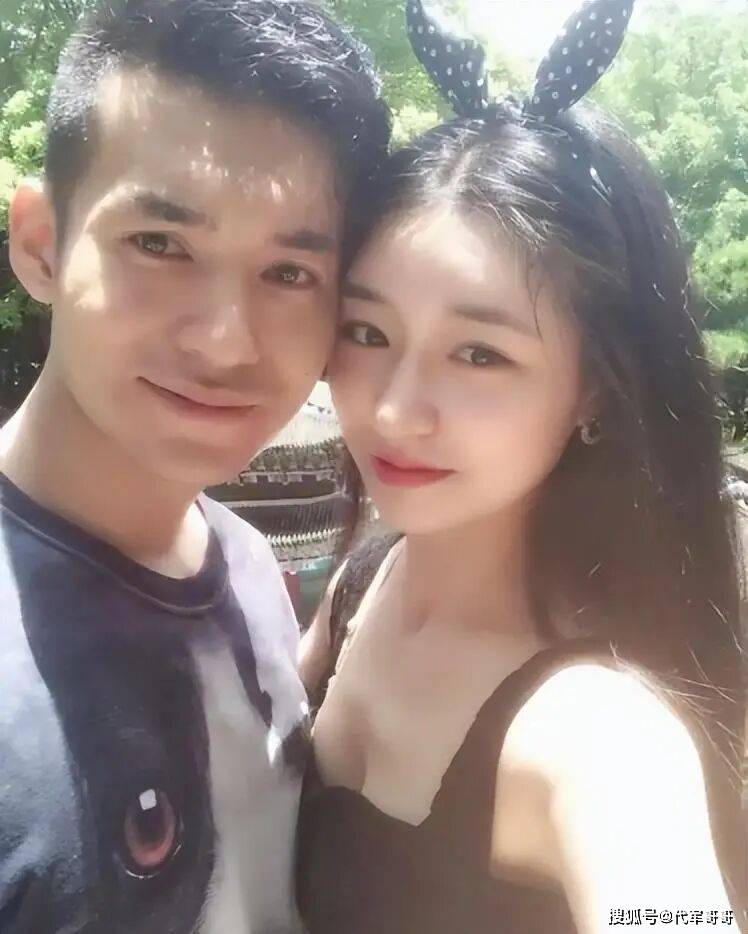 原创            赵本山18对徒弟夫妻现状：文松老婆貌美如花，王小虎老婆竟撞脸周涛