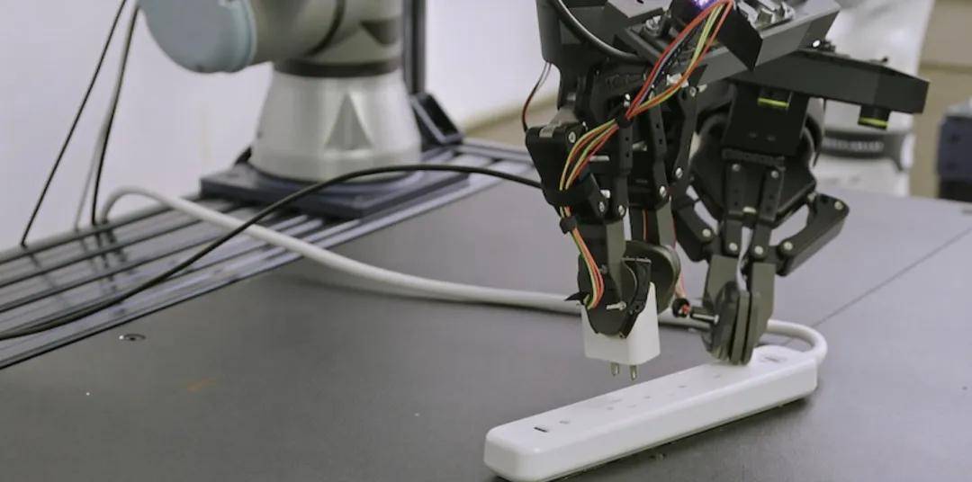 微软研究院发布Rho-alpha机器人模型，融合了视觉、语言和触觉功能