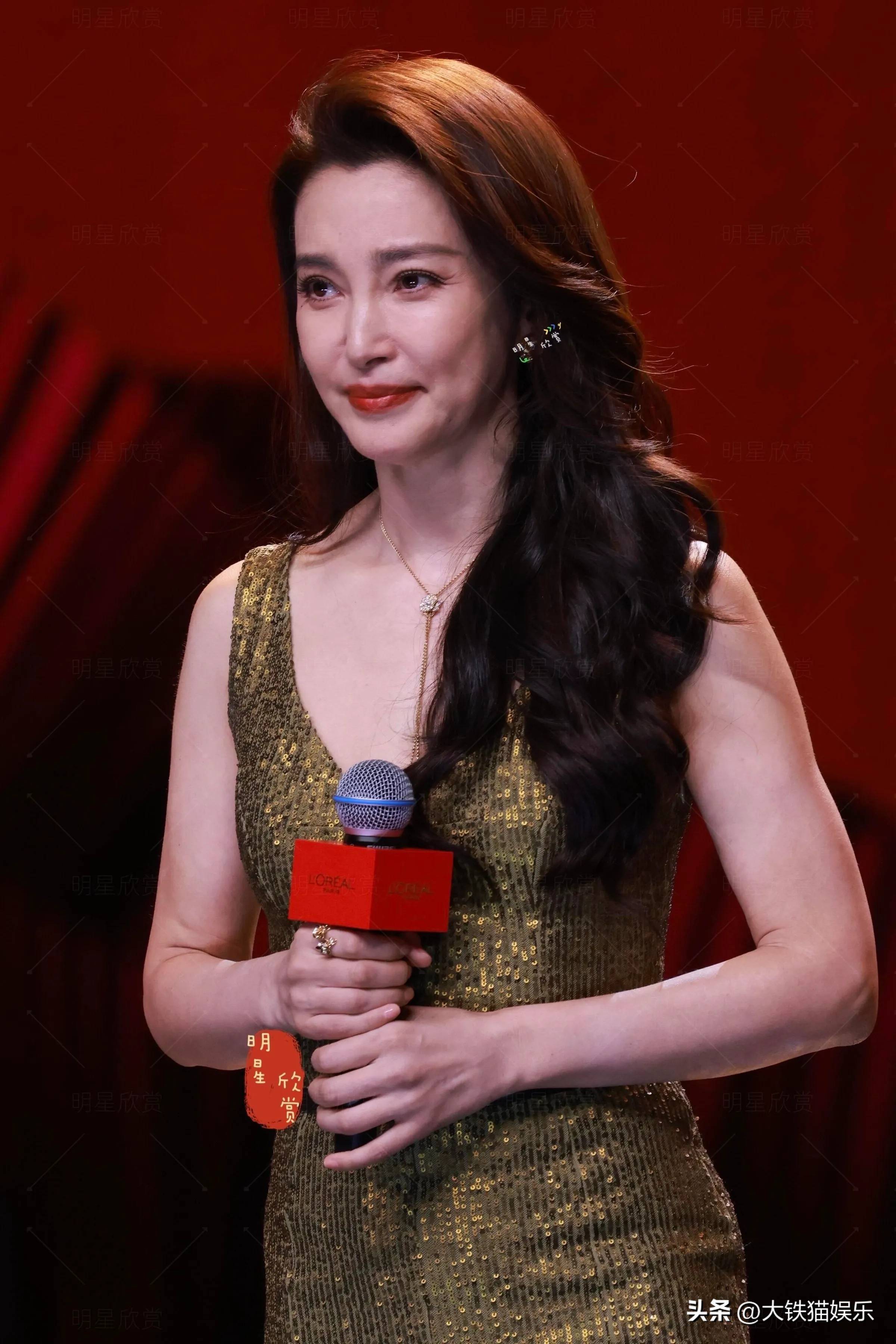 站在周涛与李冰冰两位大女主身边李雪琴显得有些局促脸上不禁露出了