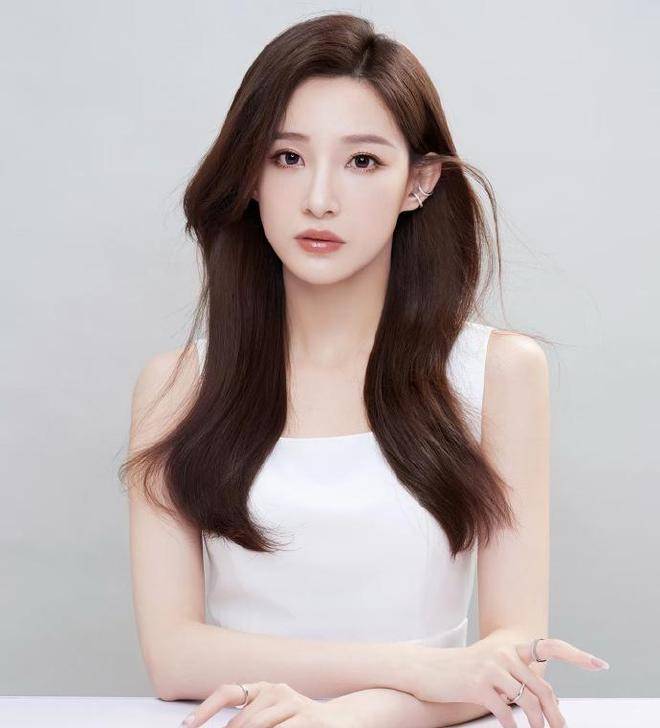 原创            马凡舒连续五年主持央视春晚 昔日《天下足球》美女主播完成华丽转身